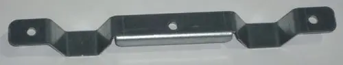 Metallische Rohrbefestigung mit zwei Löchern für die Montage, geeignet für Daikin-Produkte. Zeigt eine biegelförmige Struktur zur Stabilisierung von Rohren.